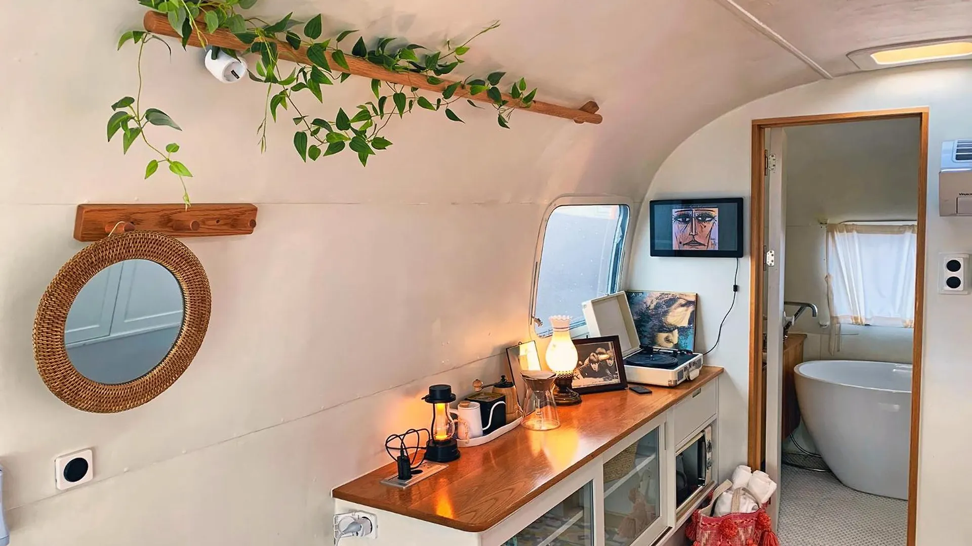 Beachboys - Retro Caravan Airstream Jeju