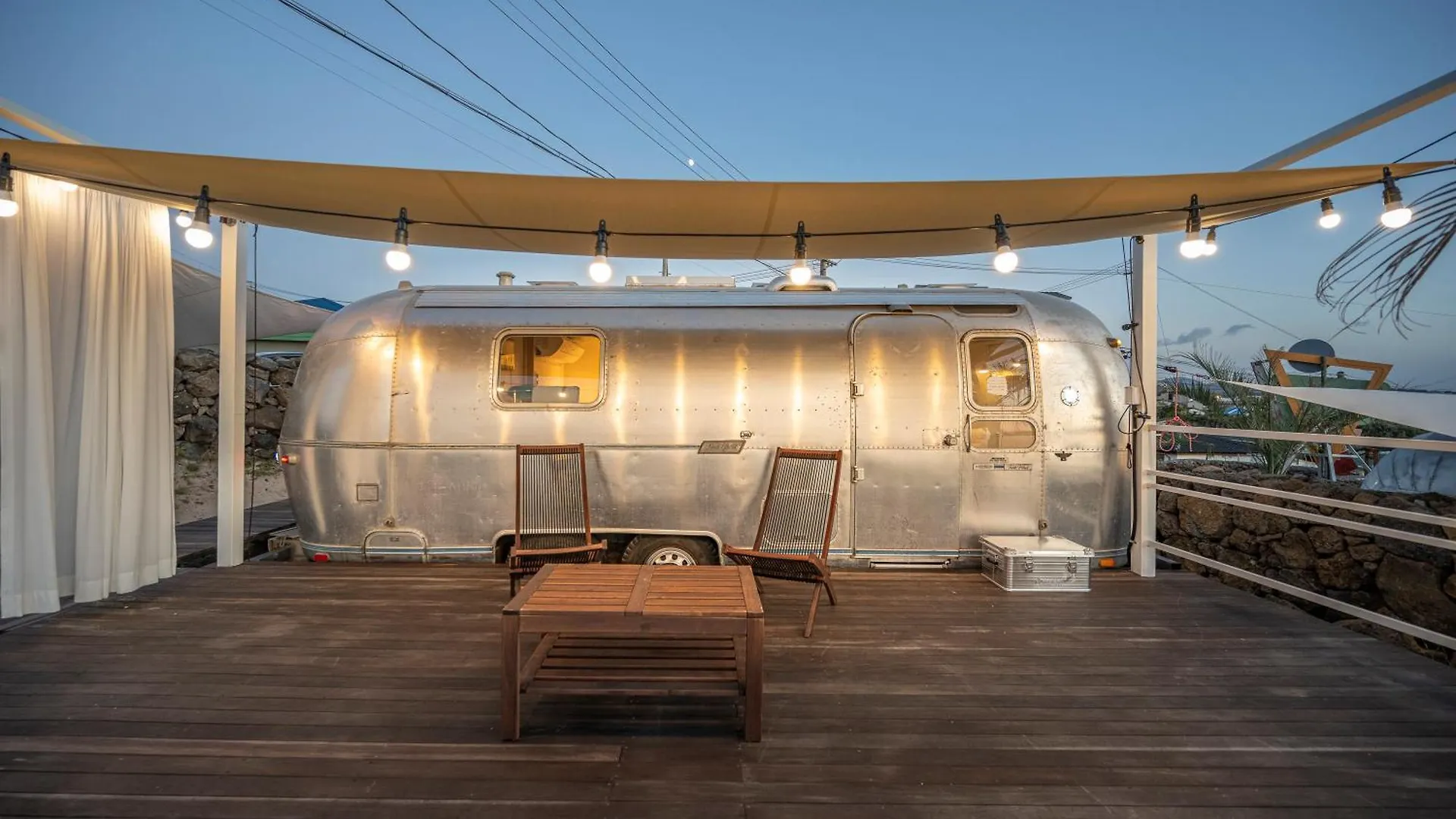 Beachboys - Retro Caravan Airstream Jeju Güney Kore