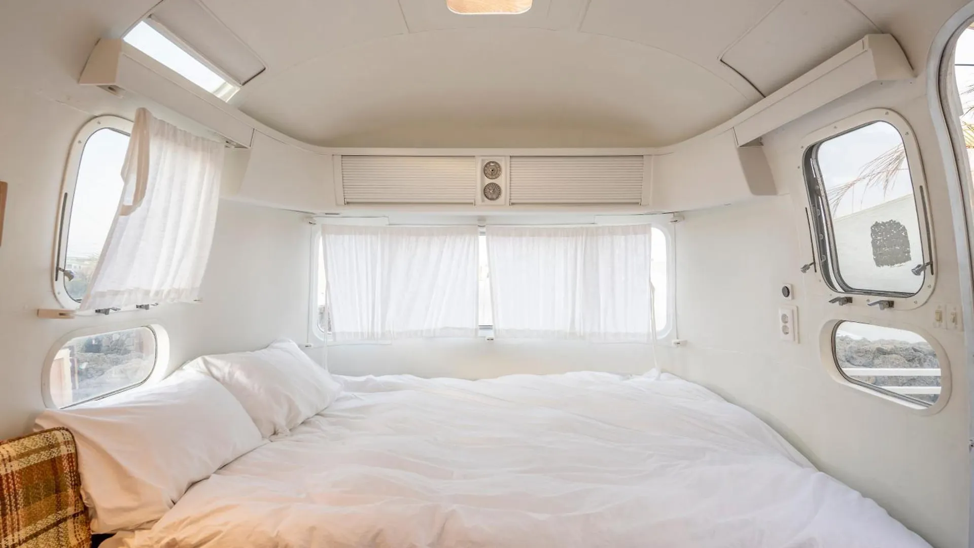 Beachboys - Retro Caravan Airstream Jeju Daire