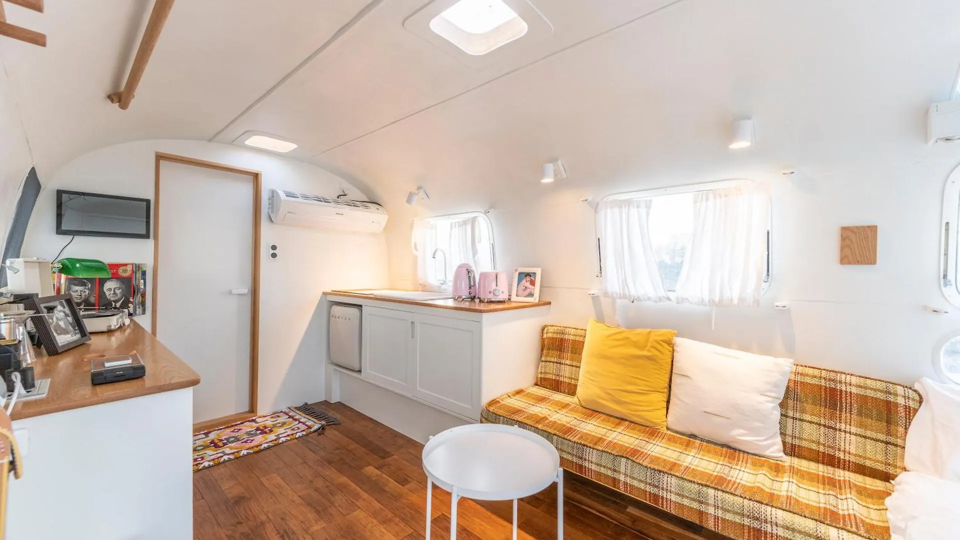 Beachboys - Retro Caravan Airstream Jeju 0*,